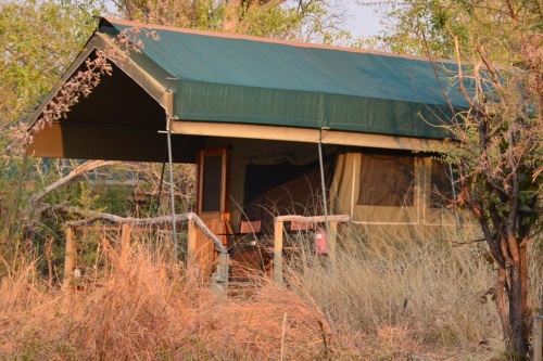Sango Safari Camp tent van buiten 002